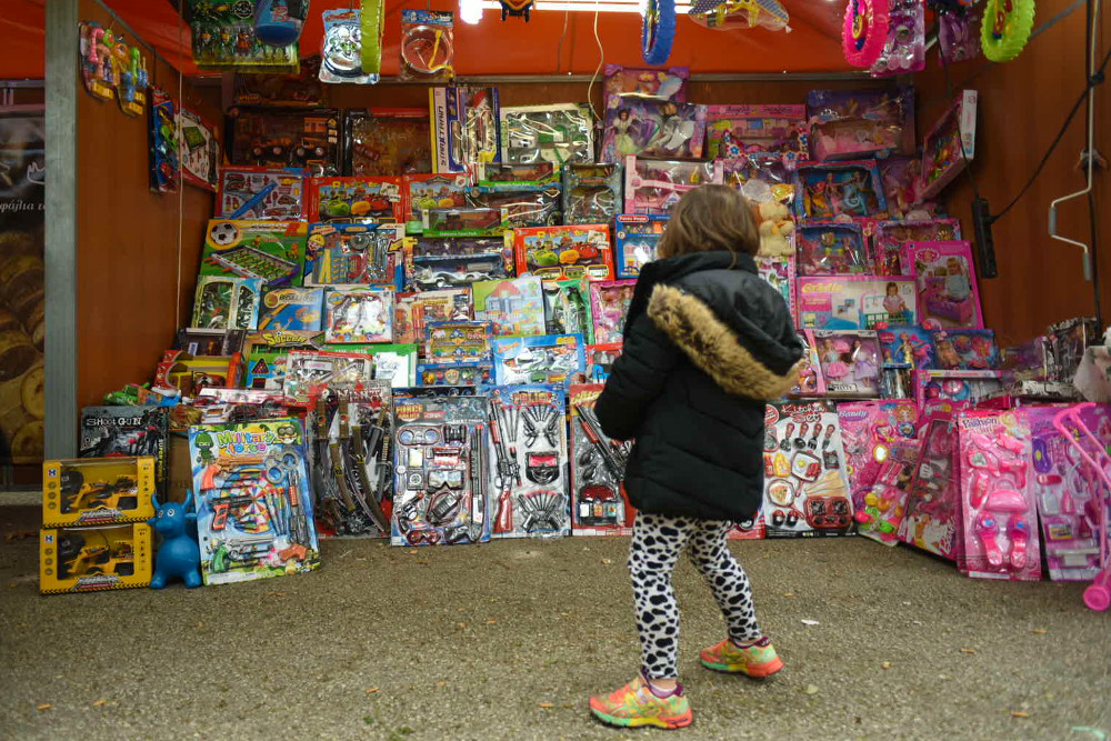 Fillette devant les invendus du marché de Noël, à Athènes.