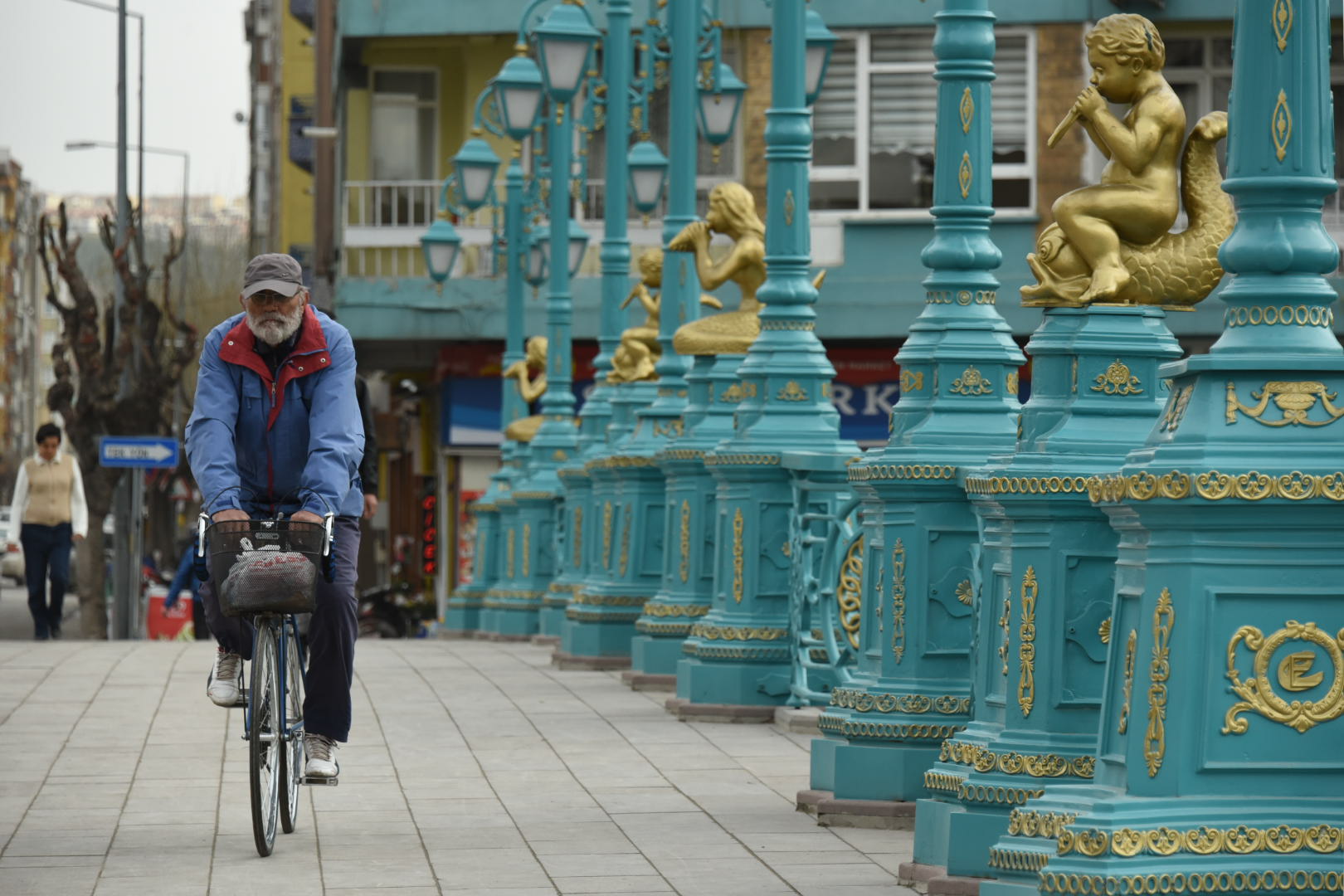 Cycliste vu de face, sur un pont