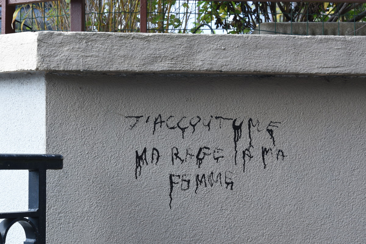 "J'accoutume ma rage à ma femme", dit ce graffiti sur un mur du XIXe arrondissement de Paris