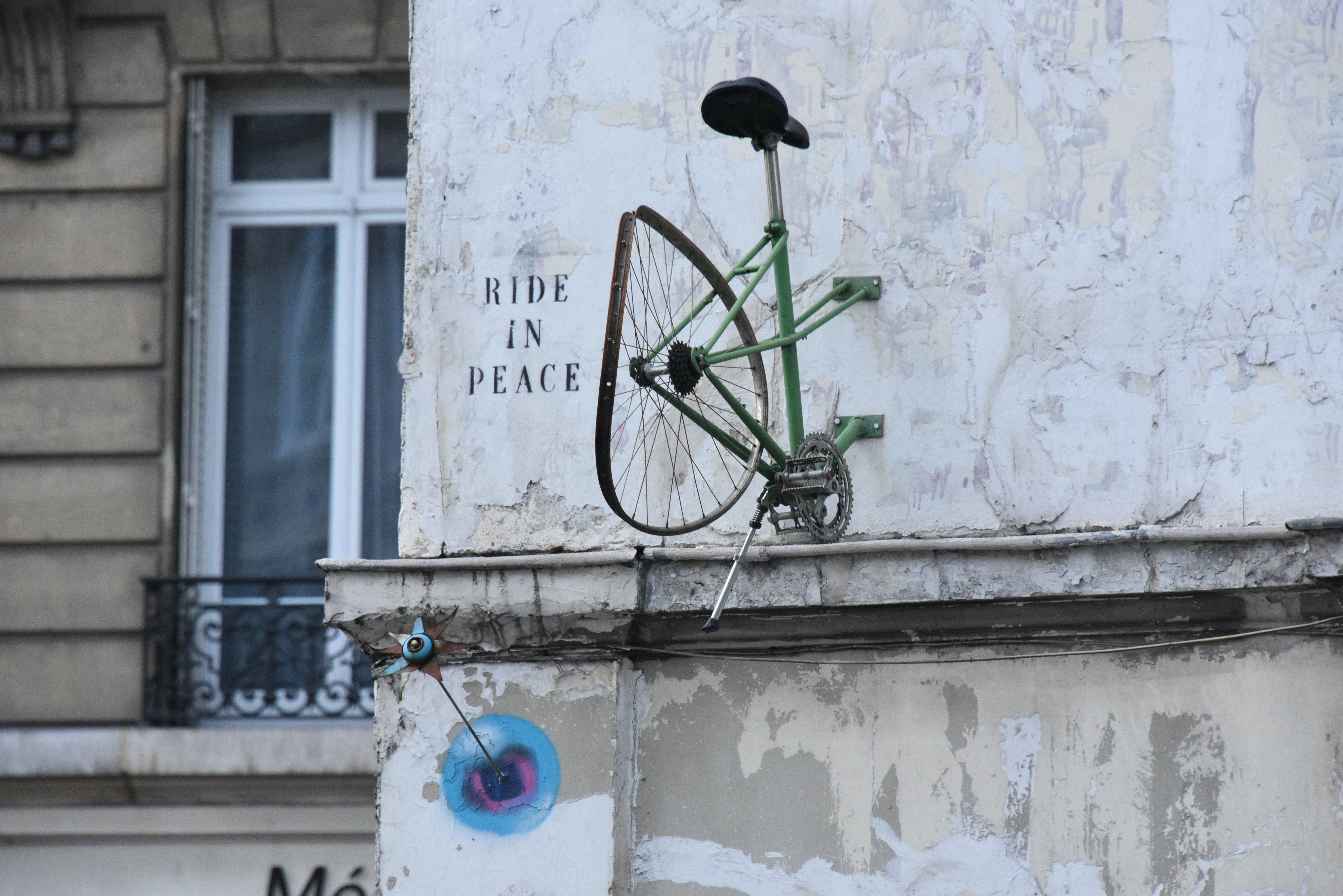Un vélo encastré dans un mur, avec la mention Ride in peace