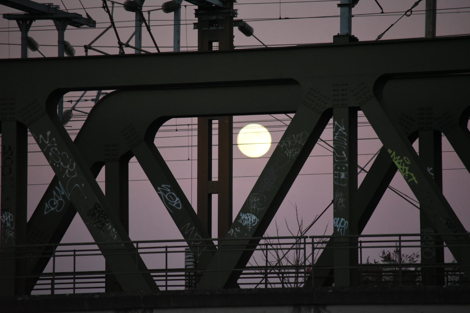 Pont du RER à Saint-Denis et pleine lune